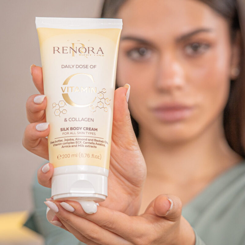 Renora Daily Dose Vitamin C & Collagen Silk Body Cream 250ml – Μεταξένια Κρέμα Σώματος για Λάμψη, Σύσφιξη & Θρέψη - Image 8