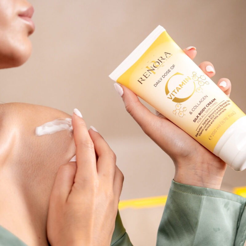 Renora Daily Dose Vitamin C & Collagen Silk Body Cream 250ml – Μεταξένια Κρέμα Σώματος για Λάμψη, Σύσφιξη & Θρέψη - Image 10